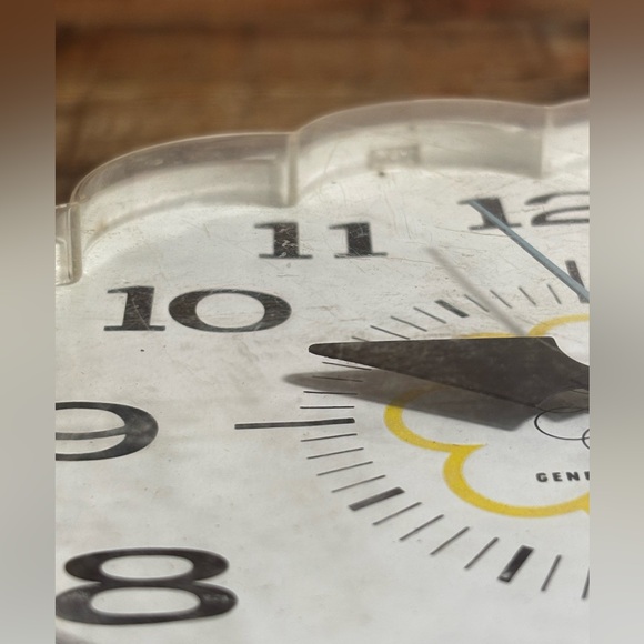 Retro General Electric 2150 White Daisy Electric 7" Wall Clock Tested Works - Picture 8 of 14